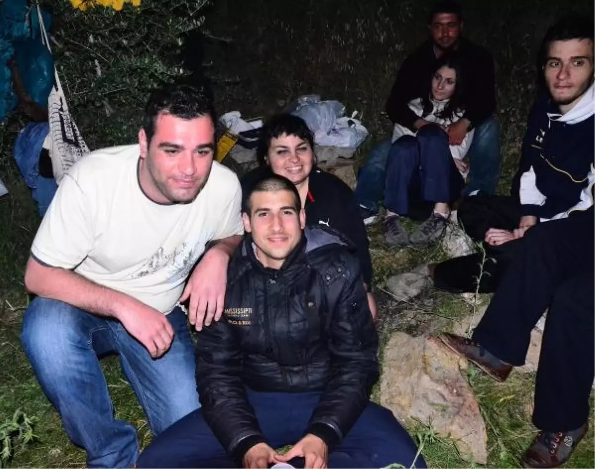 Sakız Adası\'nda Roket Savaşı Renkli Görüntüler Oluşturdu