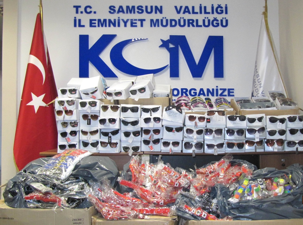 Samsun\'da Gümrük Kaçağı Gözlük ve Saat Ele Geçti