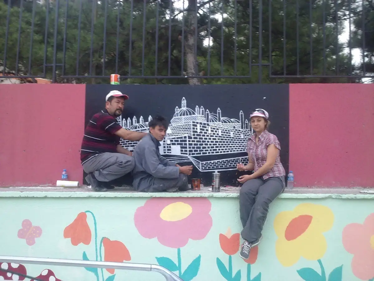 Seyitgazi\'nin Her Yanını Resimlerle Donatıyor