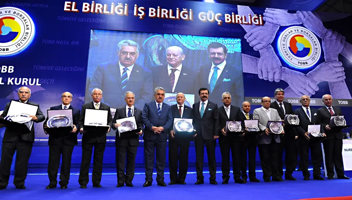 TOBB Genel Kurulunda Yıldırım\'a Plaket