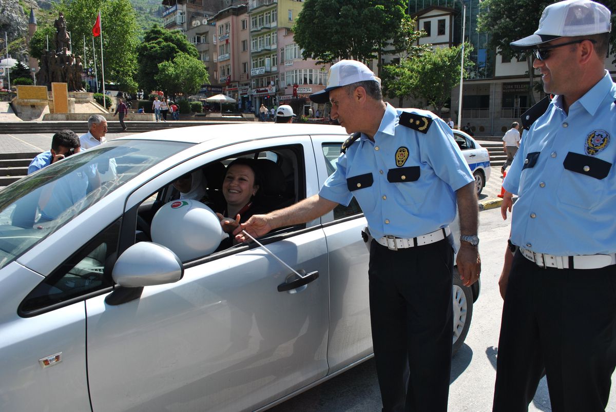 Trafik Polislerinden Sürücülere Balon
