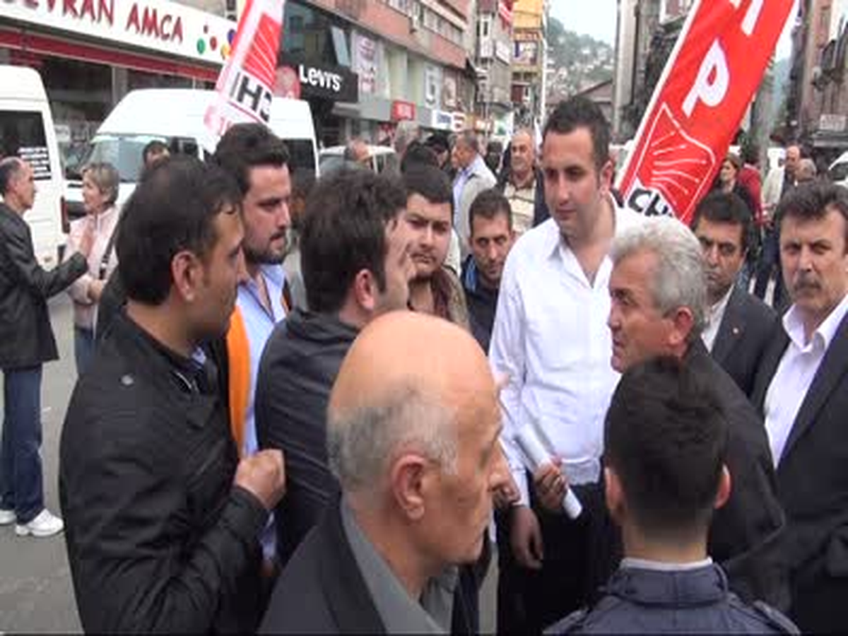 Zonguldak Deniz Gezmiş\'i Anma Yürüyüşünde CHP Bayrağı Krizi Deniz Gezmiş\'i Anma Yürüyüşünde CHP...