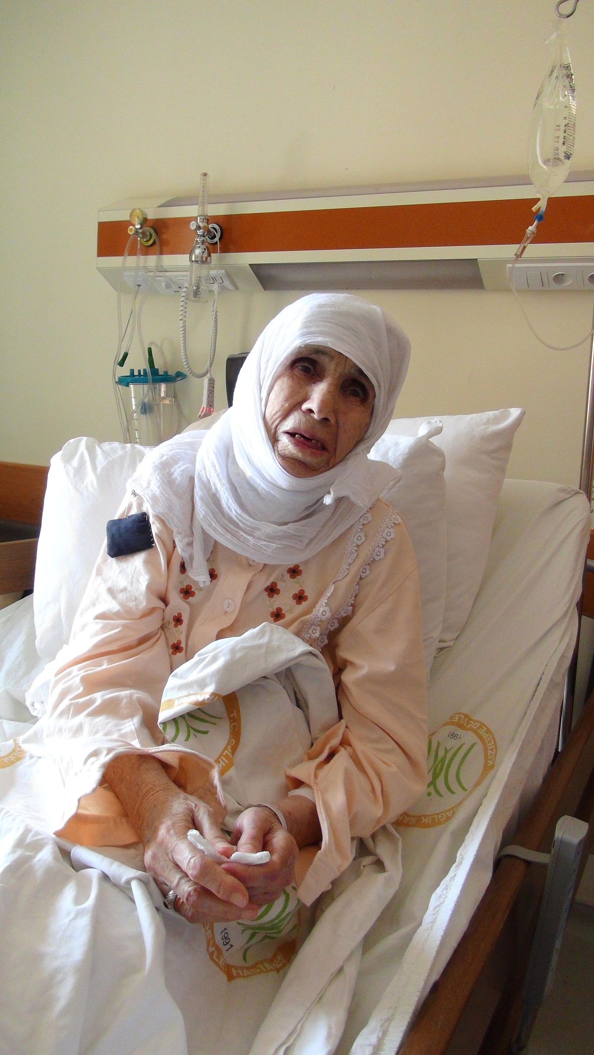105 Yaşında Kalça Kemiğinden Ameliyat Oldu