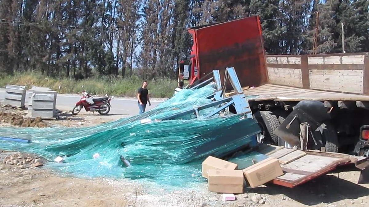 12 Ton Cam Tırın Kasasından Yola Saçıldı