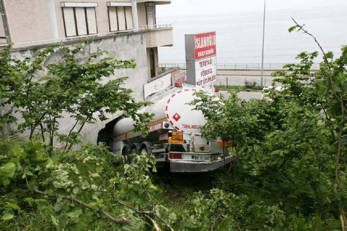 Boş Tanker İşyerine Girdi: 1 Yaralı