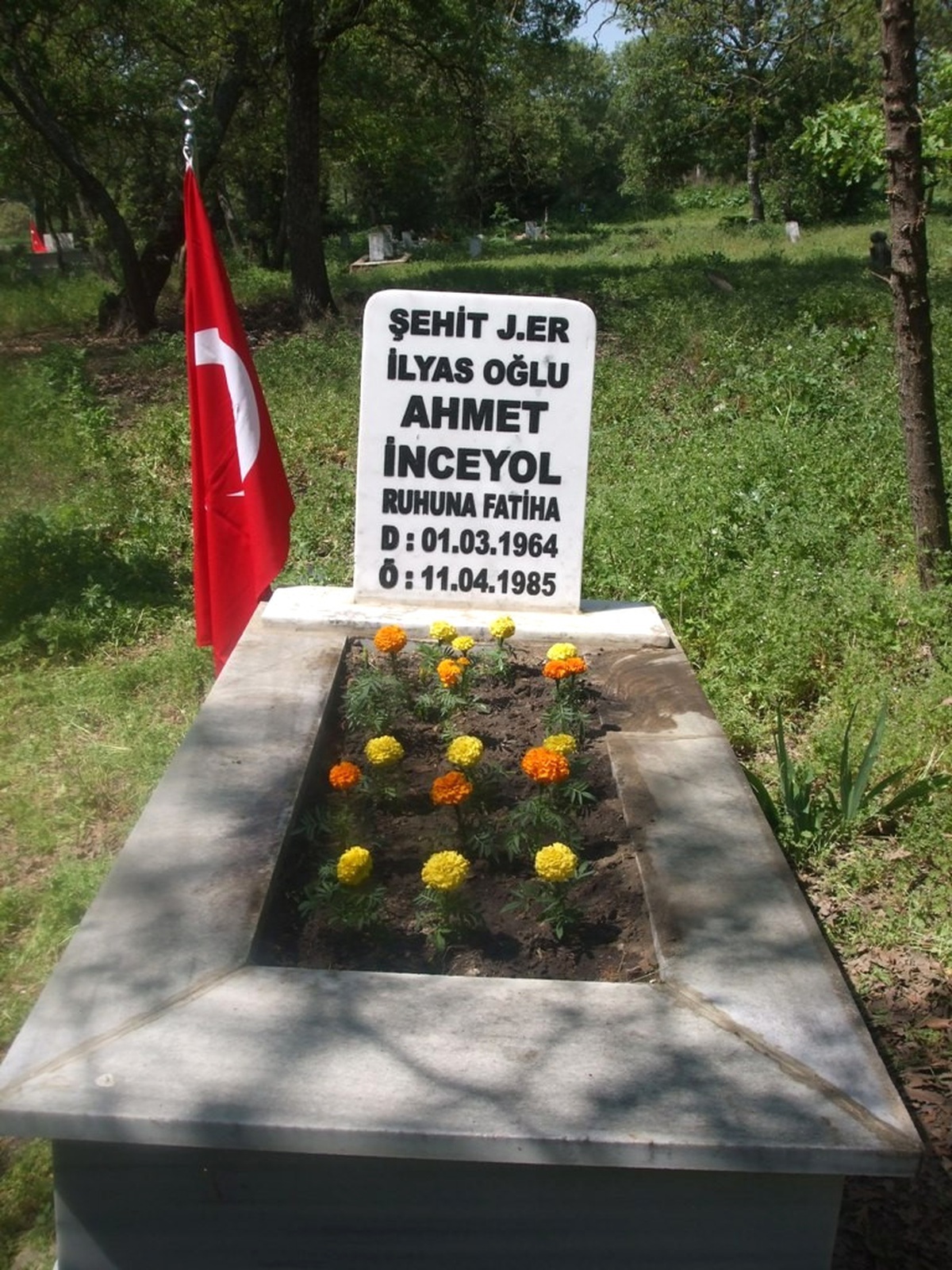 Gördes\'te Şehit Mezarlarına Çevre Düzenlemesi Yapıldı