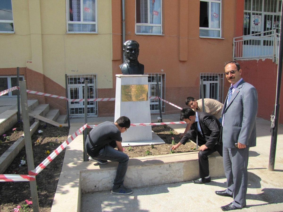 Hisarcık\'ta Atatürk İlkokulu\'nda Atatürk Büstü Onarıldı