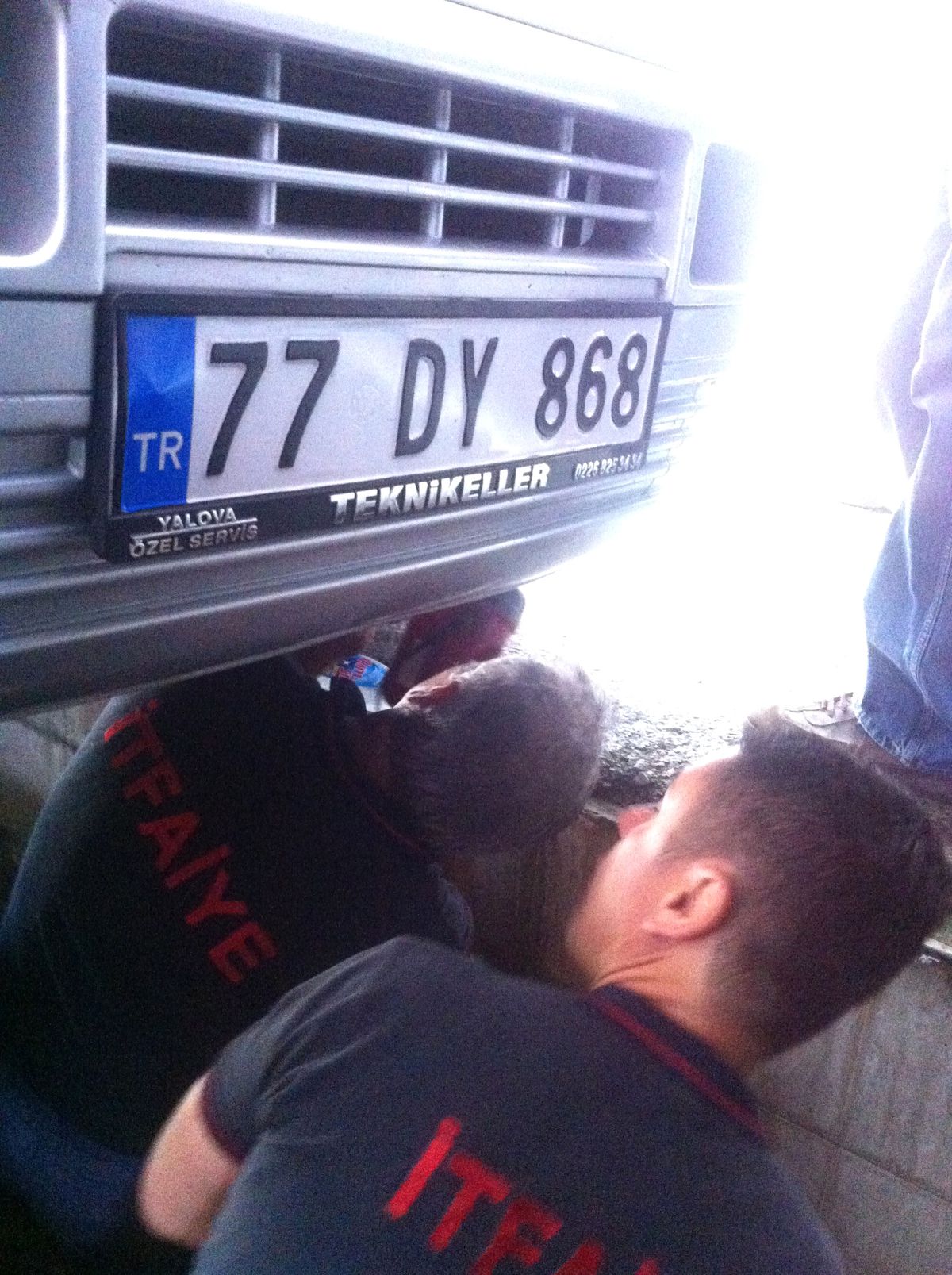 Motora Sıkışan Kediyi İtfaiyeciler Kurtardı