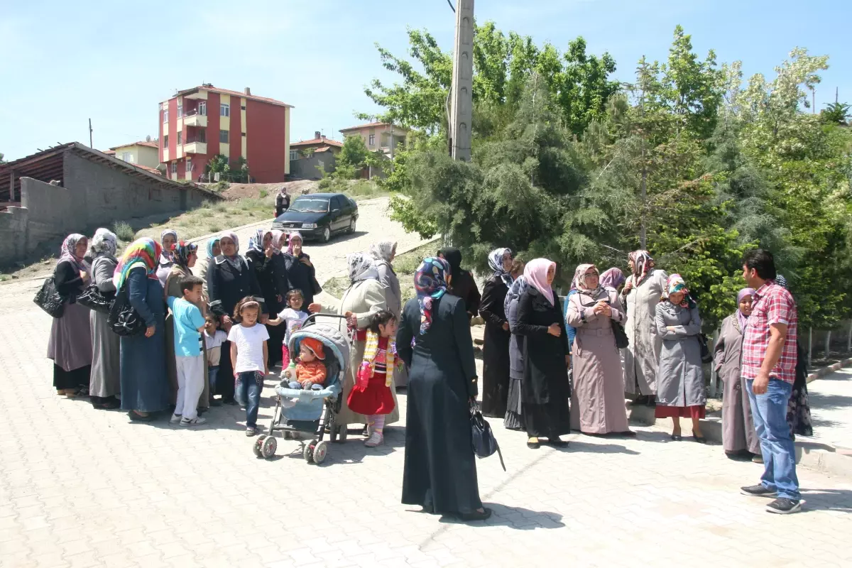 Okul Kapanıyor Söylentisi Velileri Sokağa Döktü