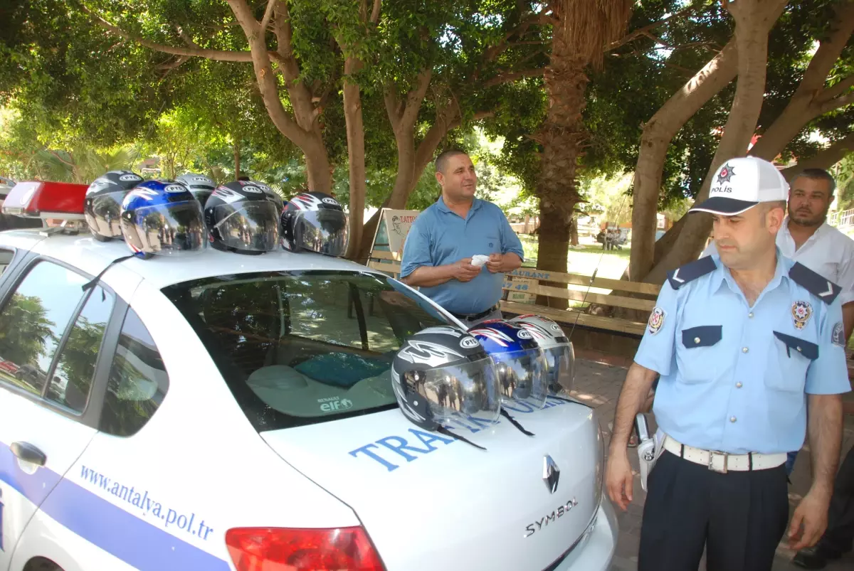 Polis Sürücülere Kask Dağıttı