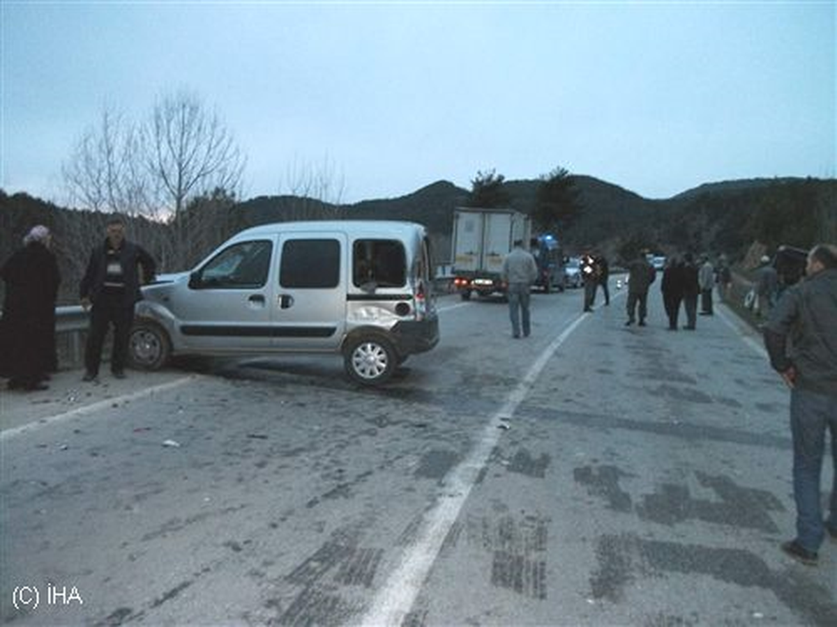 Sakarya\'da Trafik Kazası: 4 Yaralı