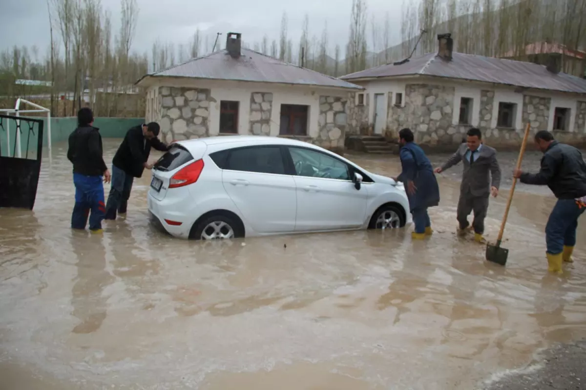 Şiddetli Yağmur Okulun Bahçesini Sular Altında Bıraktı