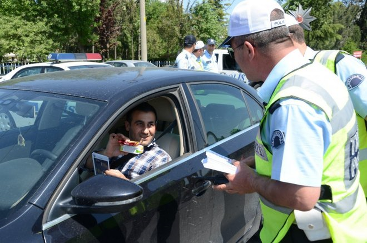 Sürücüler Ceza Yerine Bu Kez Çikolata Yedi