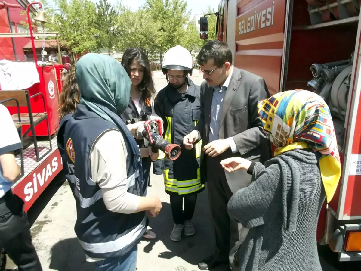 Üniversite Öğrencilerinden Yangın Tatbikatı