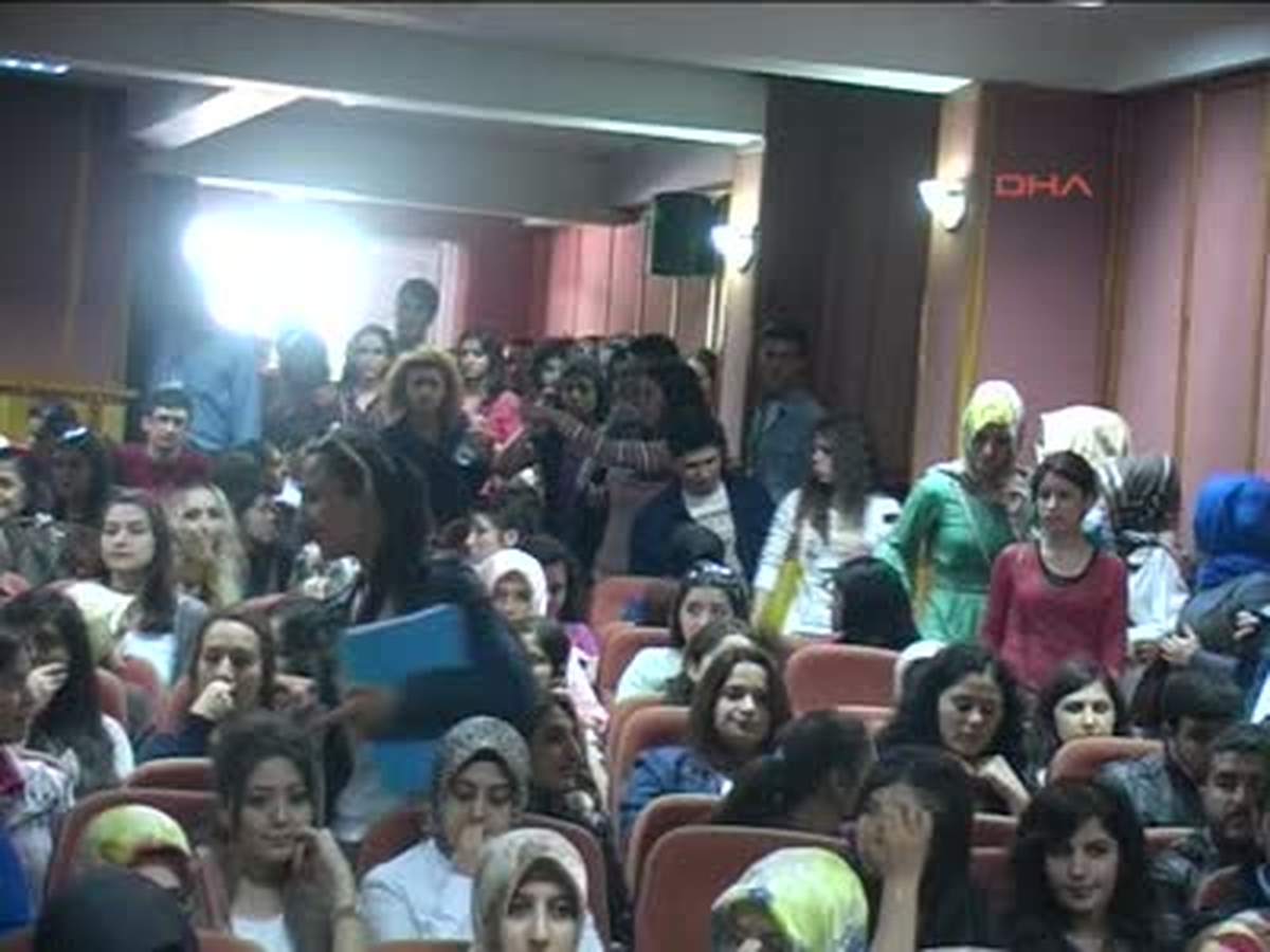 Zonguldak Şair Kahraman Tazeoğlu Üniversitelilerle Buluştu Şair Kahraman Tazeoğlu Üniversitelilerle...