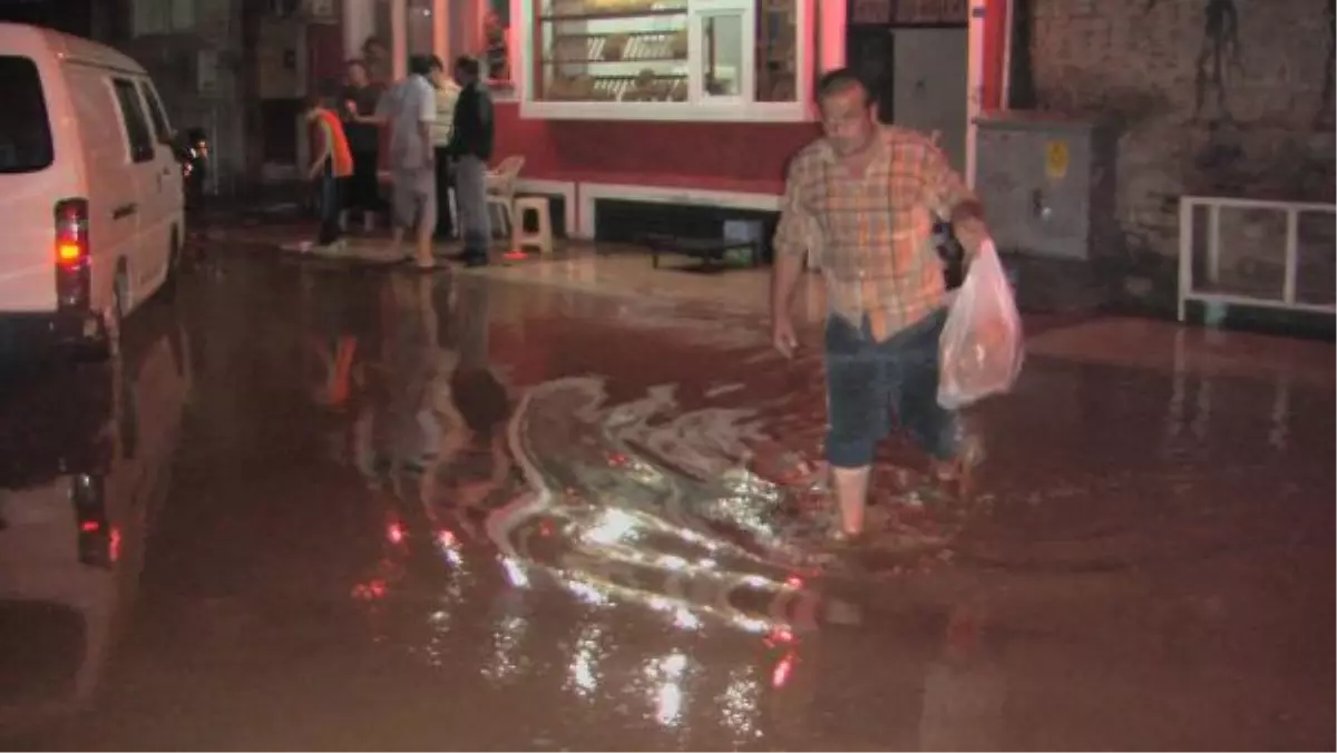 Alaşehir ve Sarıgöl\'ü Yağmur ile Dolu Vurdu