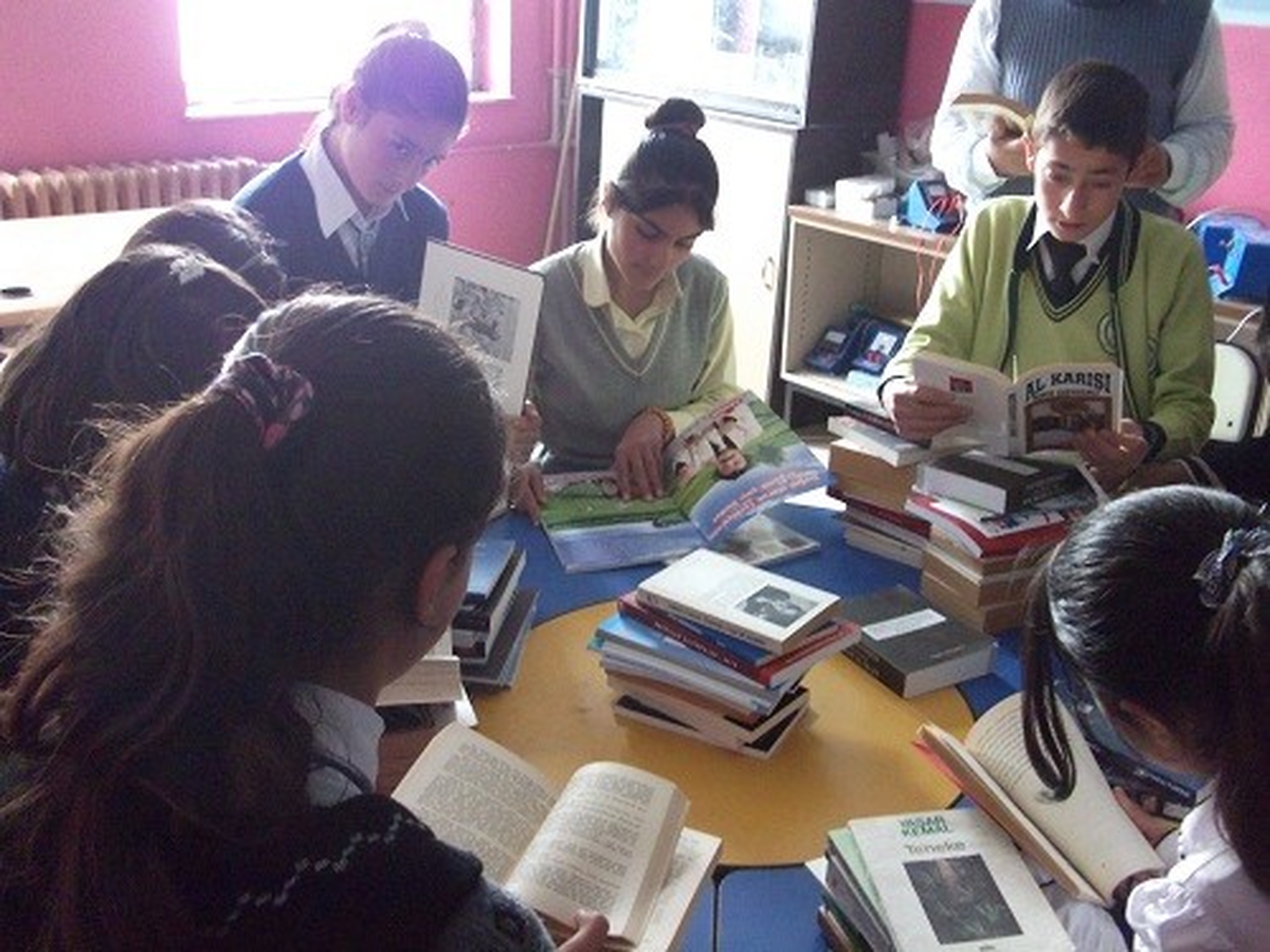 Bağcılar Belediyesi\'nden Çaldıran\'a Kitap Yardımı