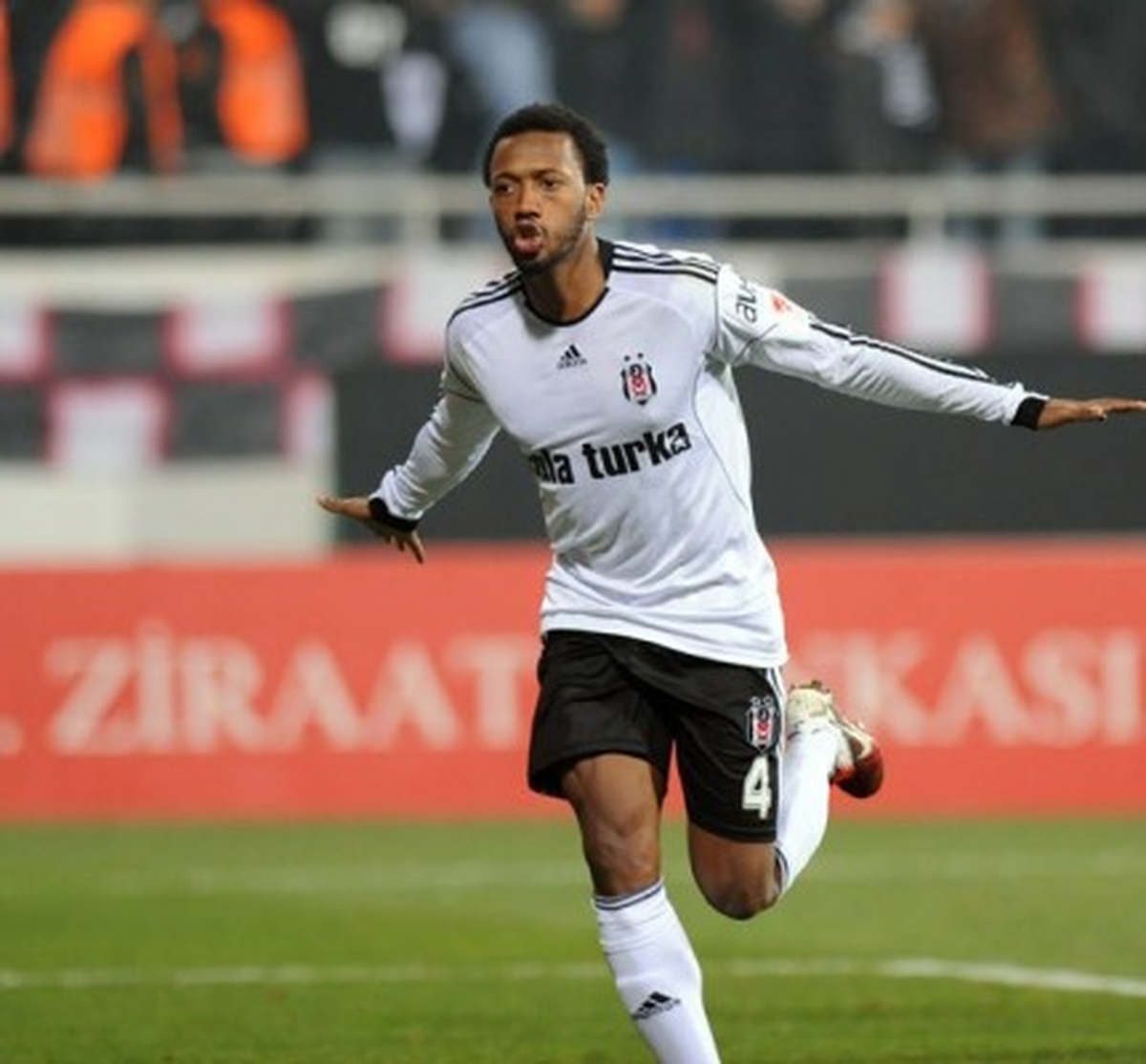 Beşiktaşlı Futbolcu Fernandes\'ten Açıklama."Medyada Hakkımda Yer Alan Darp İddiaları Gerçeği...