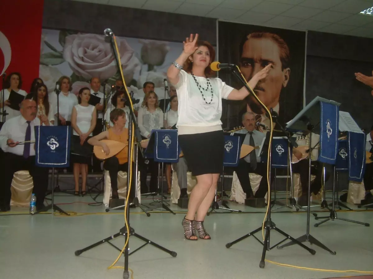 Burhaniye\'de Müzikseverler Türkülerle Coştu