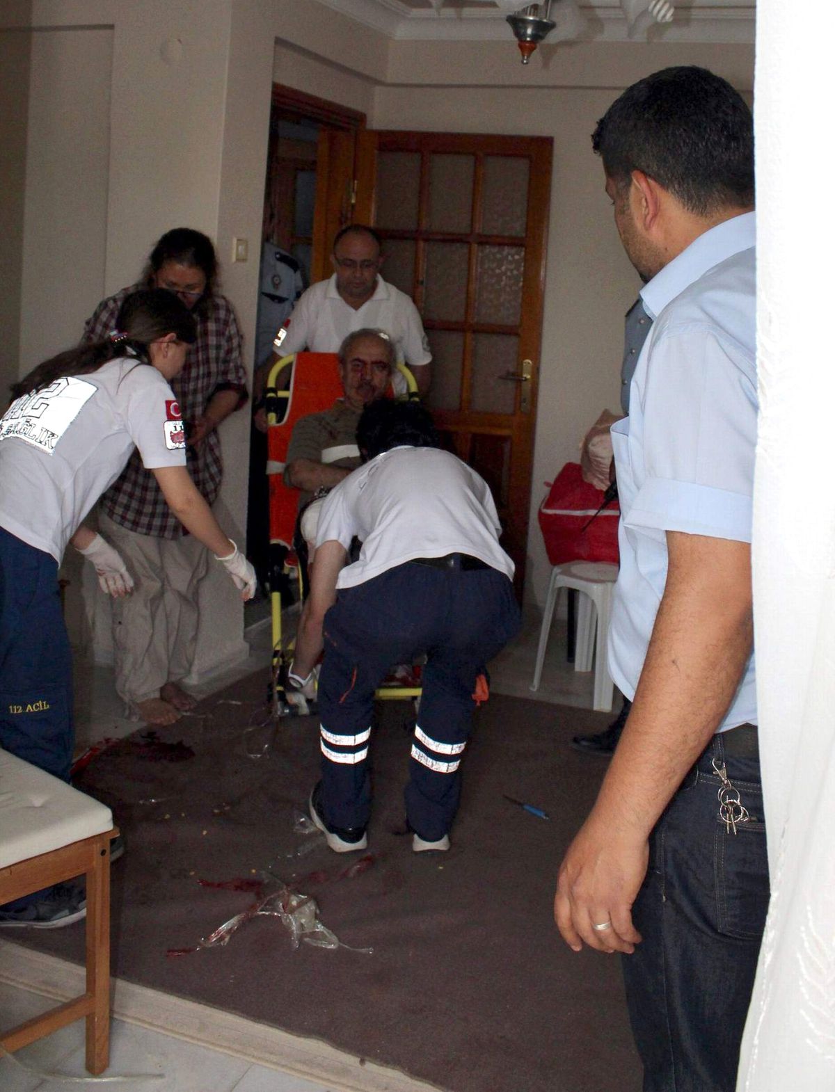 Namaz kılan Kadını Rehin Aldılar