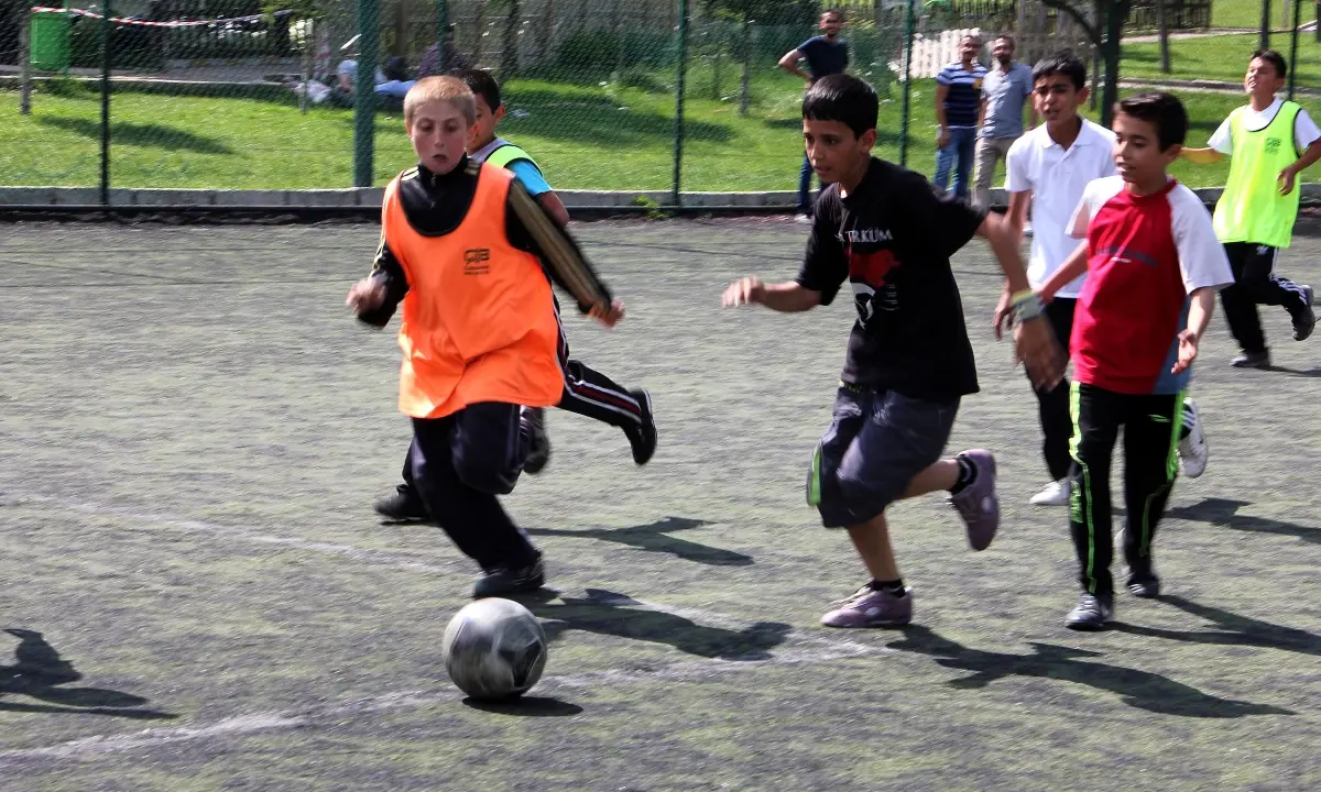 Halı Sahada Dostluk Kazandı