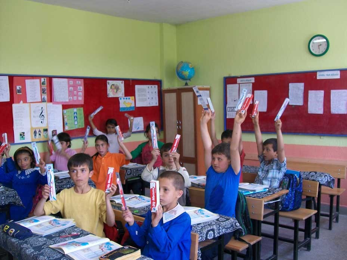 İlkokul Öğrencilerine Diş Macunu ve Fırçası Dağıtıldı