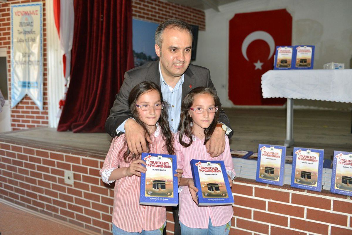 İnegöl Belediyesi\'nden Öğrencilere "Muhteşem Peygamberim" Kitabı