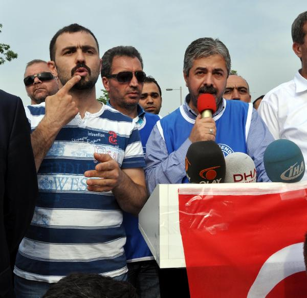 İşçilerin Mitingindeki Konuşma İşaret Dilliyle Anlatıldı