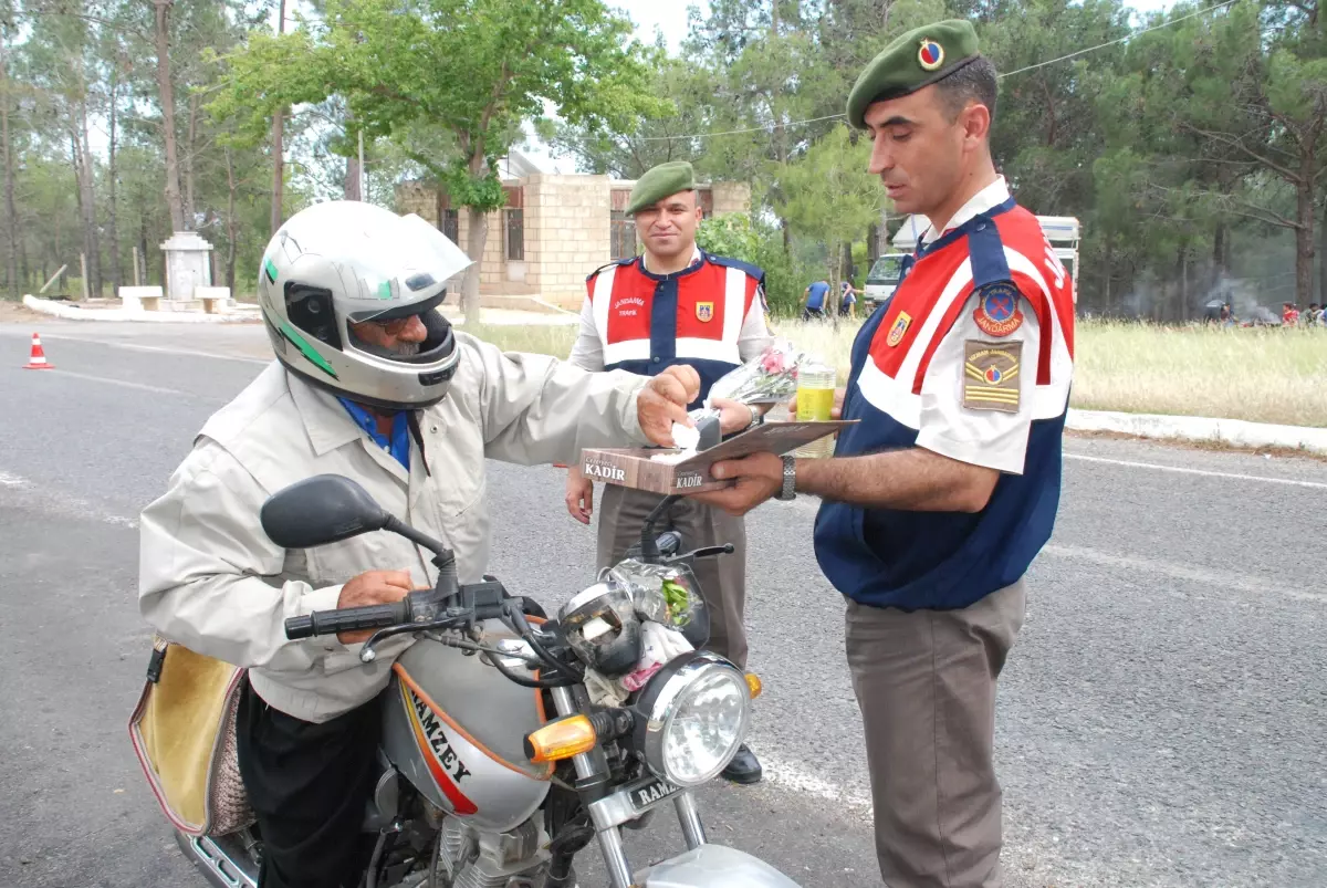 Jandarma Sürücülere Çiçek ve Lokum Dağıttı