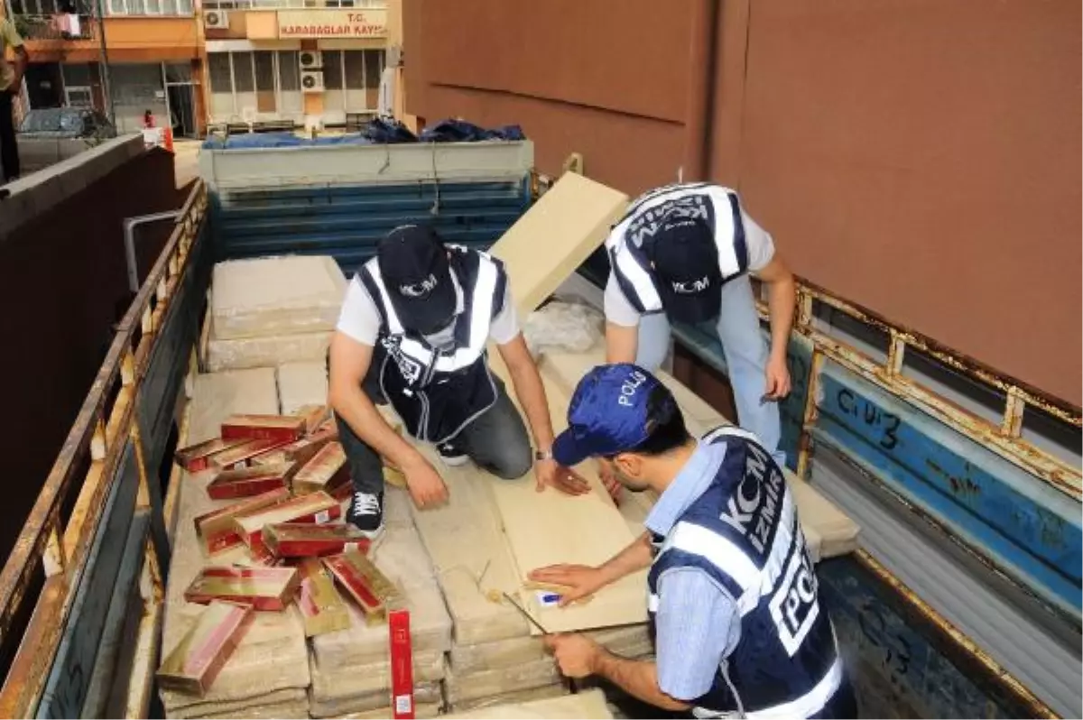 Mobilyaların Arasından Kaçak Sigara Çıktı