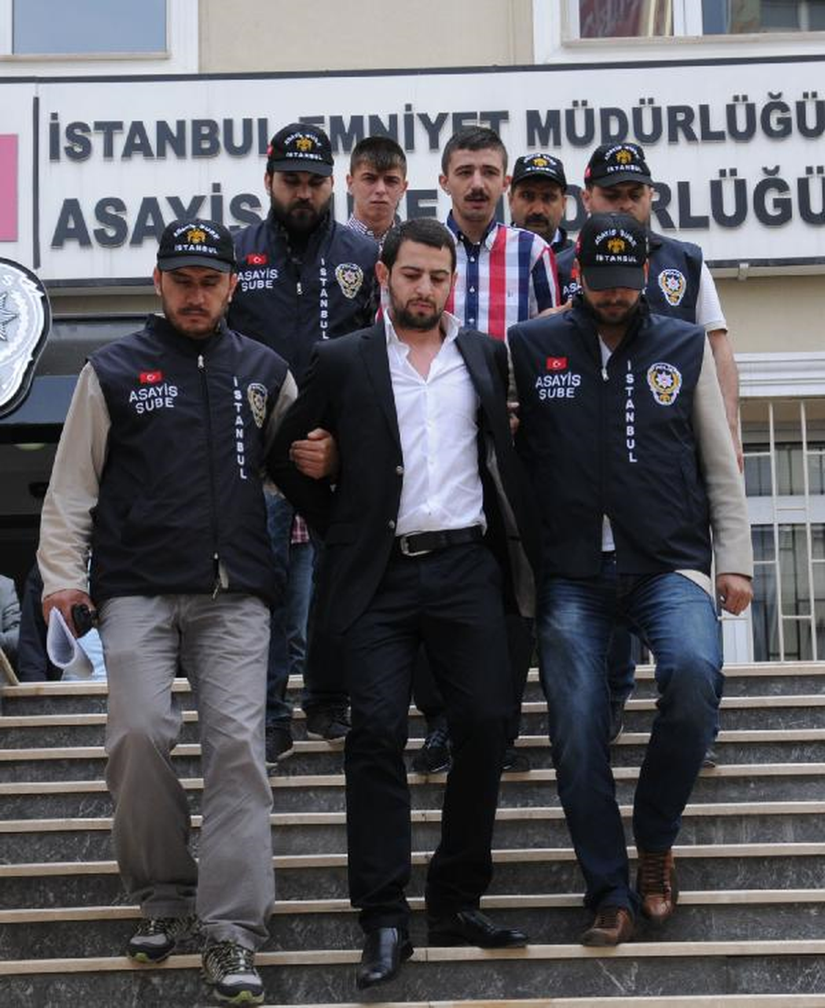 Kafedeki Silahlı Saldırının Şüphelileri Yakalandı