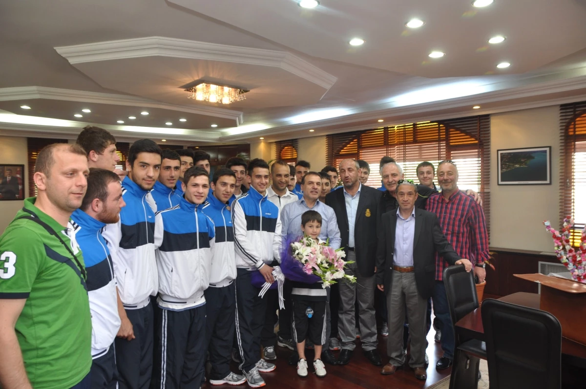 Kırkpınarspor Şampiyona Öncesi Son Ziyareti Başkan Uslu\'ya Yaptı