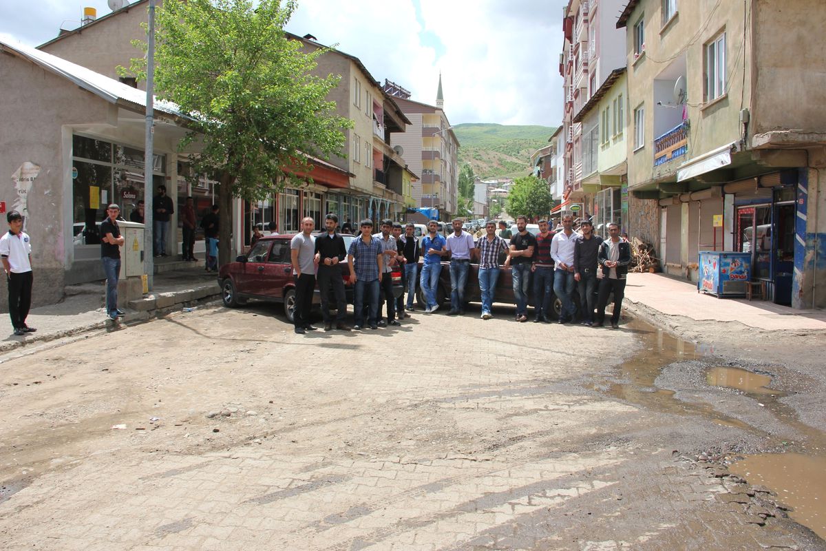 Mahalleli Yol Kapattı