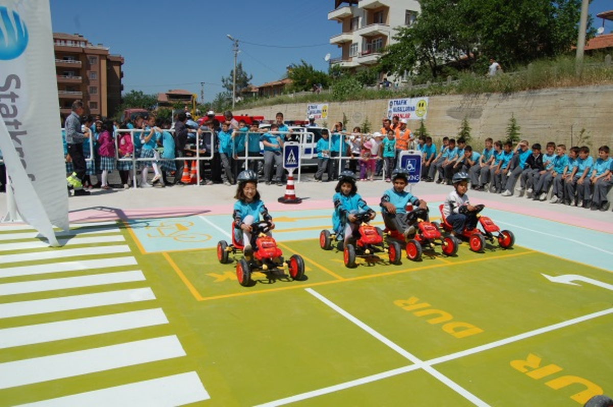 Minik Selenay Şiirleri ile Dikkat Çekiyor