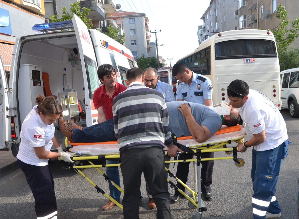 Motosiklet Duramayınca Otomobil Altına Girdi