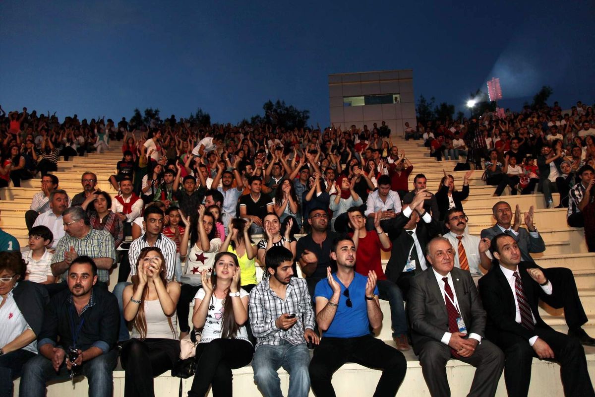 Öğrenciler Emrah Yazar Konseriyle Coştu