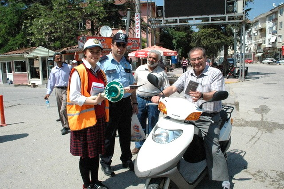 Öğrencilerden Sürücülere Broşürlü Uyarı