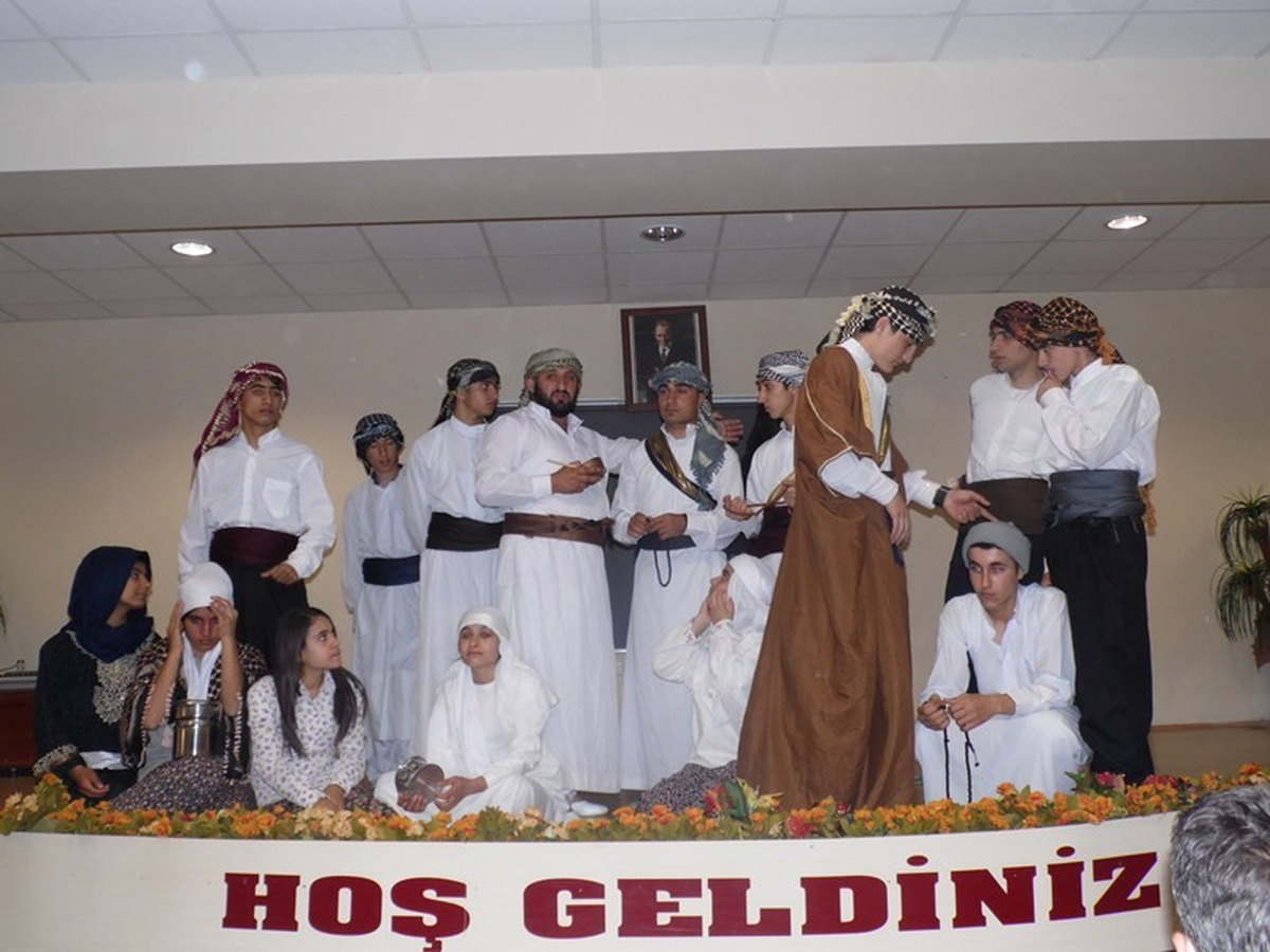 Öğrencilerden Tiyatro Gösterisi