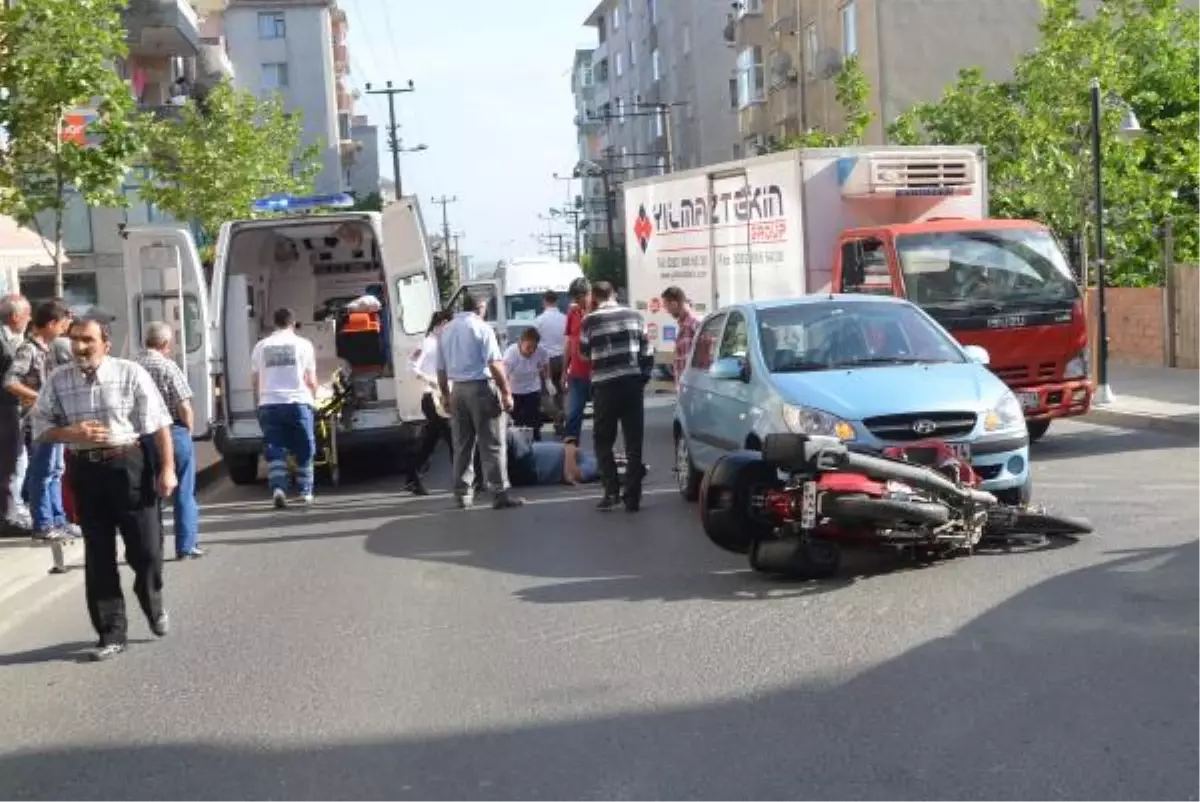 Otomobile Çarpan Motosikletin Sürücüsü Yaralandı