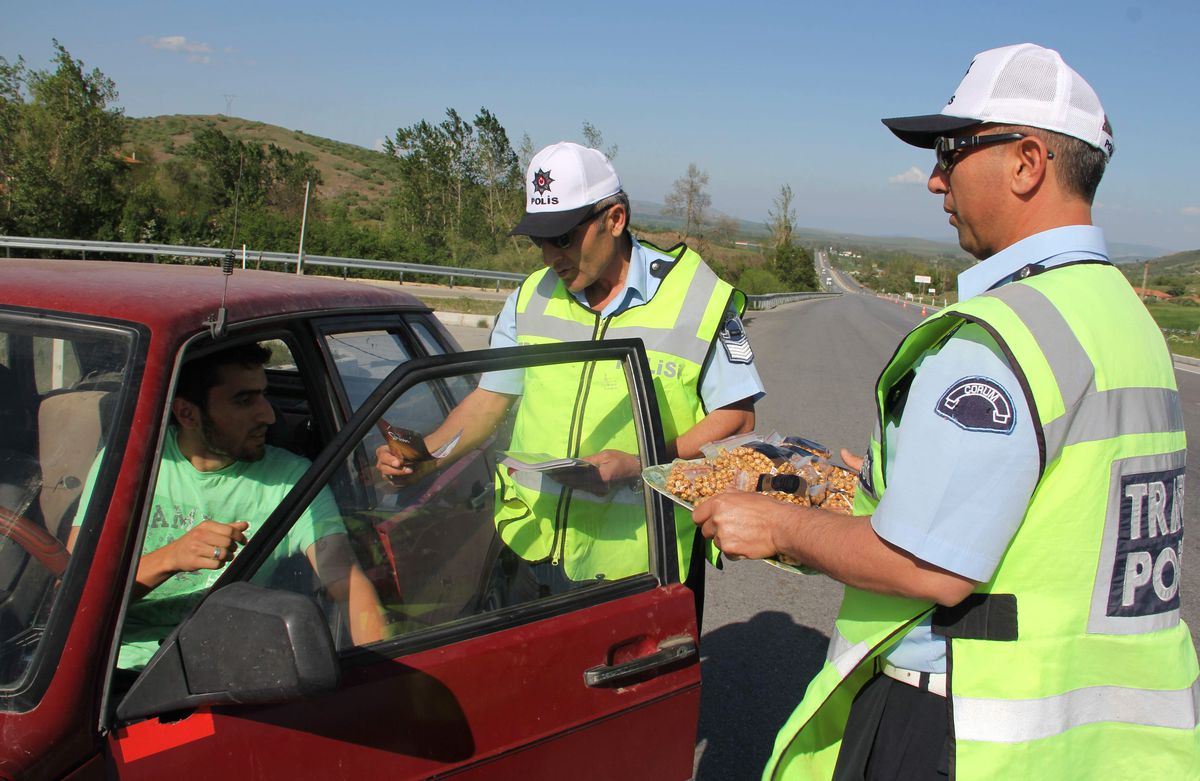 Polis Bu Kez Ceza Kesmedi Leblebi Dağıttı