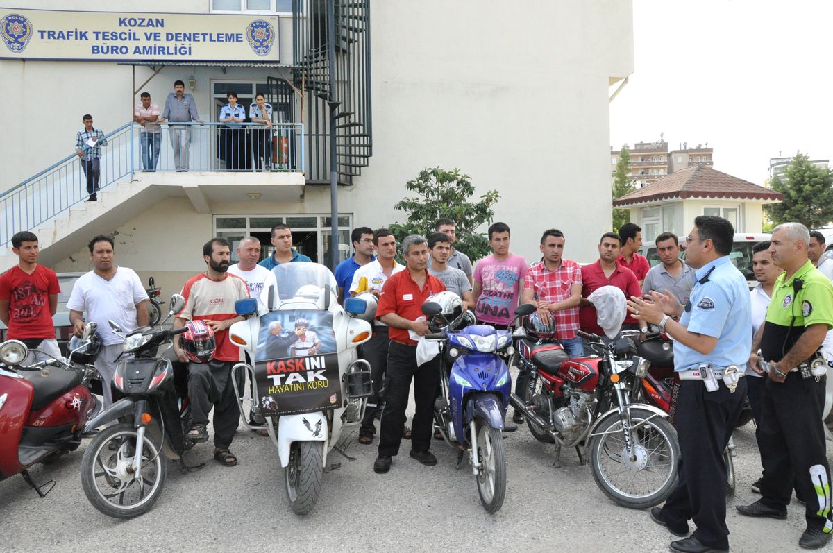 Polis Sürücülere Kask Dağıttı