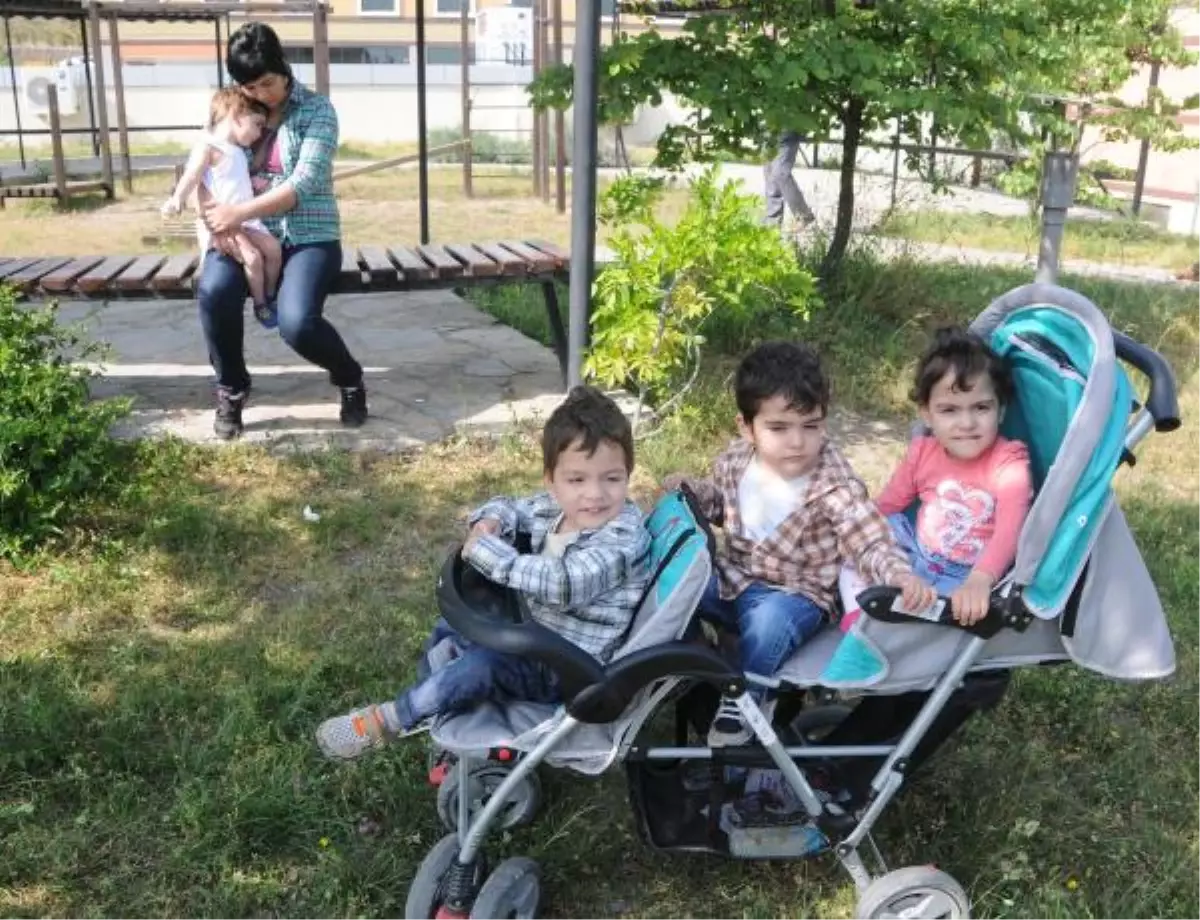 Polisin Maaşı, Dördüzlerin Bakımana Yetmiyor