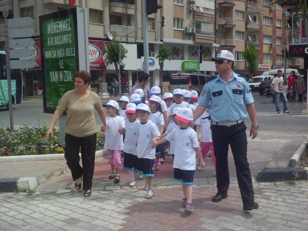 Polisten Minik Öğrencilere Trafik Eğitimi