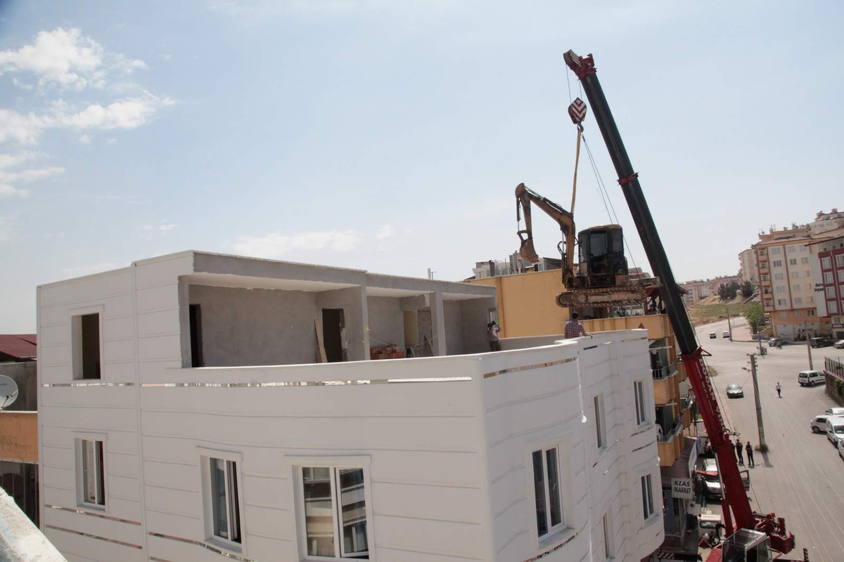 Şahinbey Belediyesi Ruhsata Uygun Olmayan Kat Fazlasını Yıktı