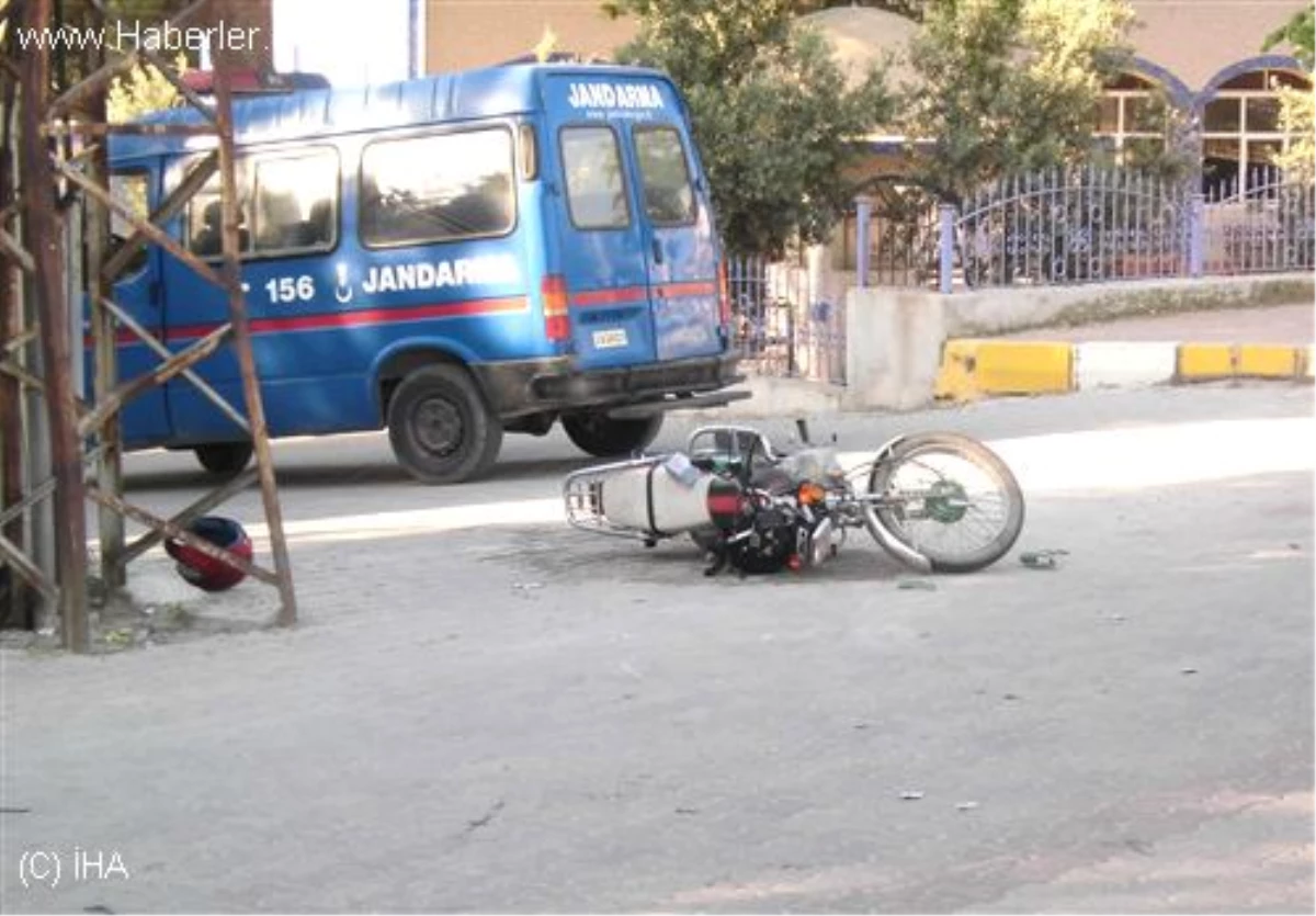 Saruhanlı\'da Motosiklet Kazası: 2 Yaralı