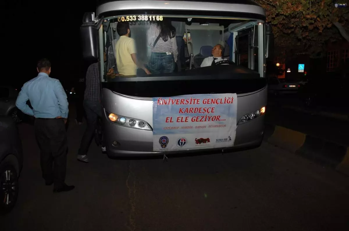 Üniversite Gençliği Kardeşçe El Ele Geziyor