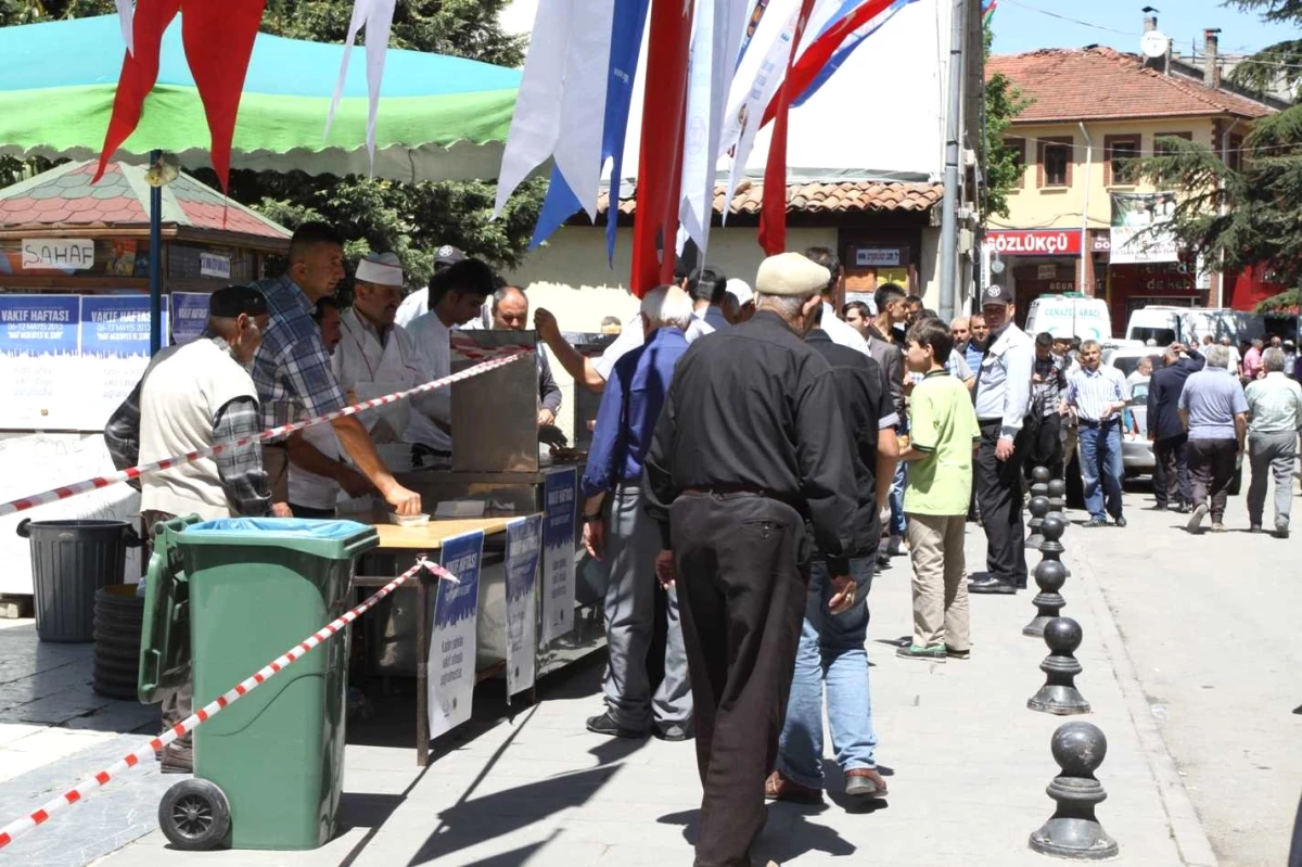 Vakıflar Haftası Nedeniyle Tatlı Dağıtıldı