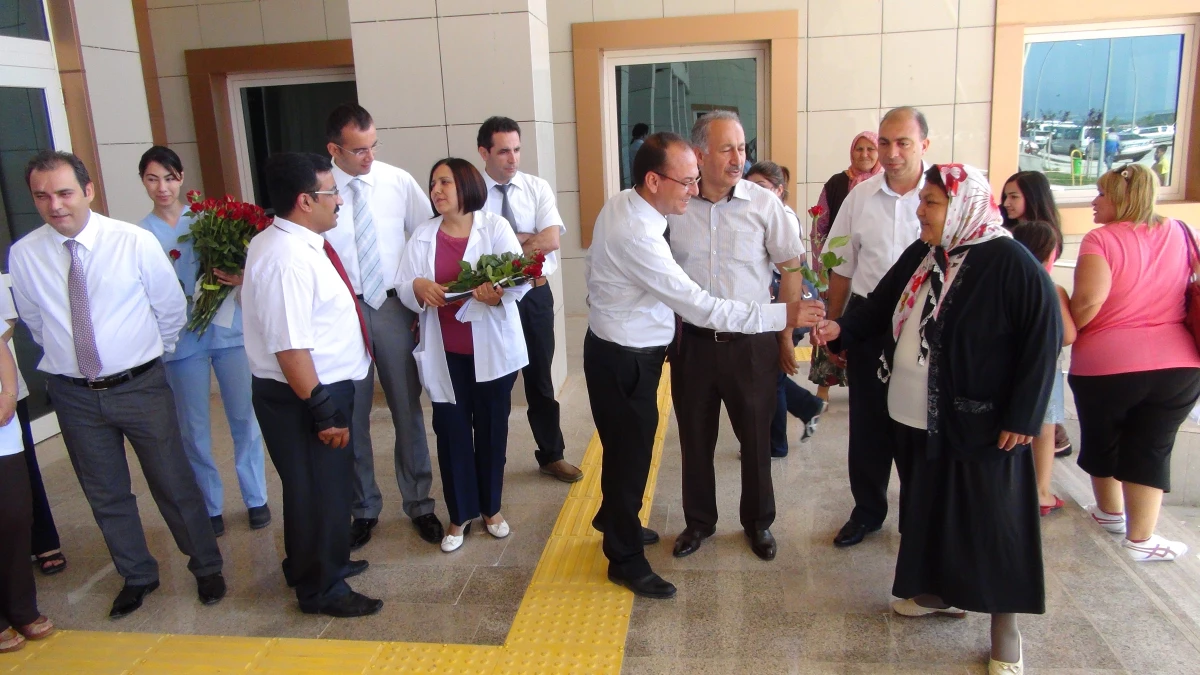 Vatandaşlar Yeni Hastanede Çiçeklerle Karşılandı