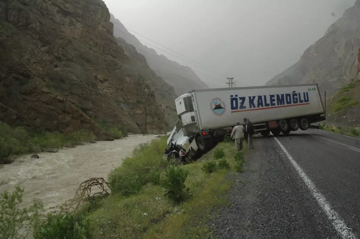 Yoldan Çıkan Tır Direğe Çarparak Durabildi