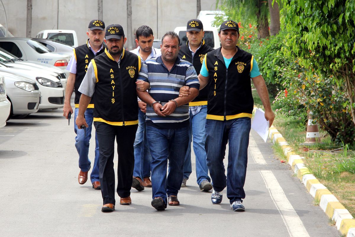 Adana\'da Minibüs Şoförlerinin Yolcu Kavgasının Görüntüleri Ortaya Çıktı